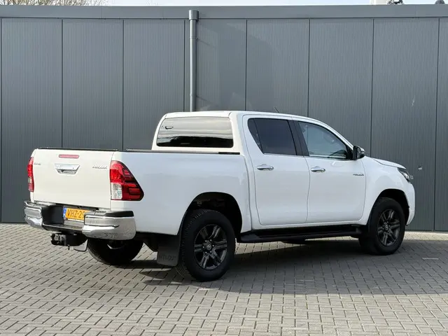 Toyota HiLux 2.4 D-4D AUTOMAAT / 4x4 / 1e EIG. / 3.500 KG AHG / CAMERA / TREKHAAK / ECC / CRUISE / C...