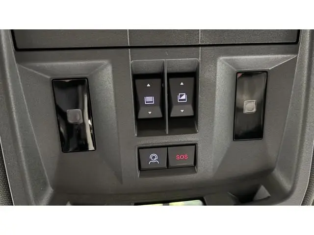 Peugeot e-5008