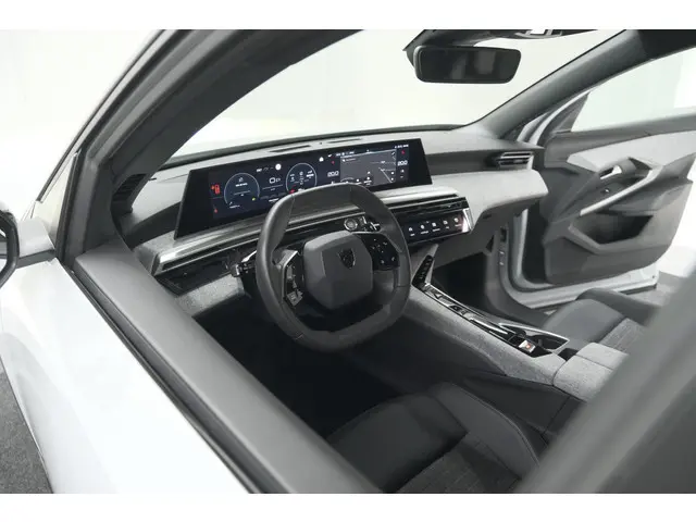 Peugeot 5008 Hybrid 136 e-DCS6 Allure | 7 Zitplaatsen | Camera | Stoelverwarming | Panoramic Navigat...