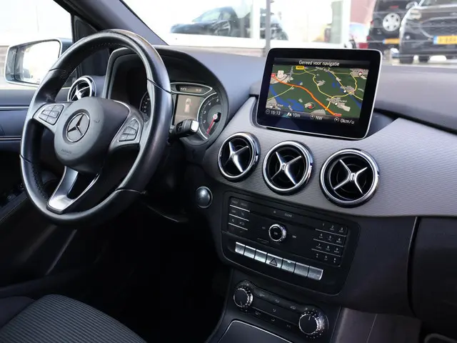 Mercedes-Benz B-klasse 180 AUT. + 19 INCH LMV | TREKHAAK | LED | CAMERA | STOELVERW. | NAVIGATIE