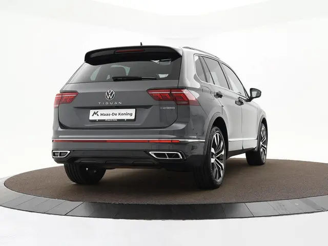 Volkswagen Tiguan 1.4 TSI 245pk DSG eHybrid R-Line Business+ · Camera · Panoramadak · Head-Up · Dode...