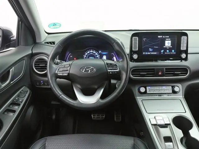 Hyundai Kona EV Premium 64 kWh | Leder | Stoelverwarming | Adaptief