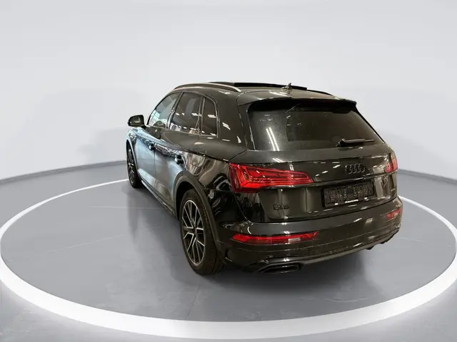 Audi Q5 55 TFSIe 367pk S-tronic S edition Competition · Panoramadak · Camera · Luchtvering · Elek. A...
