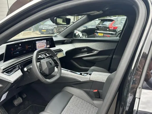 Peugeot e-3008 Allure 73 kWh VAN:36.900,- VOOR:34.440,- UW HERFSTVOORDEEL:2.460,- SOH 94%| WARMTEPOM...