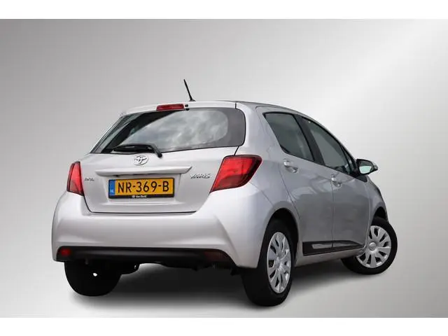 Toyota Yaris 1.3 VVT-i Aspiration, Bluetooth, Airco, cruise control, Parkeercamera, Start/Stop.