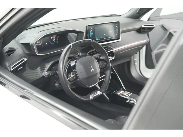 Peugeot e-2008 EV GT 50 kWh | 11 KW Laadfunctie   | Pack Winter | Alcantara | Navigatie | Camera