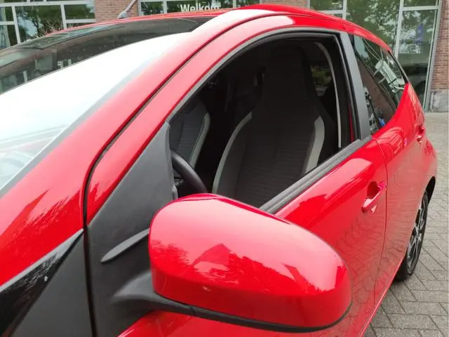 Toyota Aygo 1.0 VVT-i x-joy 15Inch LMV - Afn.trekhaak - Climatronic -DAB - Achteruitrijcamera - Appl...
