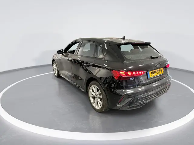 Audi A3 Sportback 40 TFSIe 204pk S-tronic S edition · Camera · Apple/Android Car Play · Stoelverwarm...