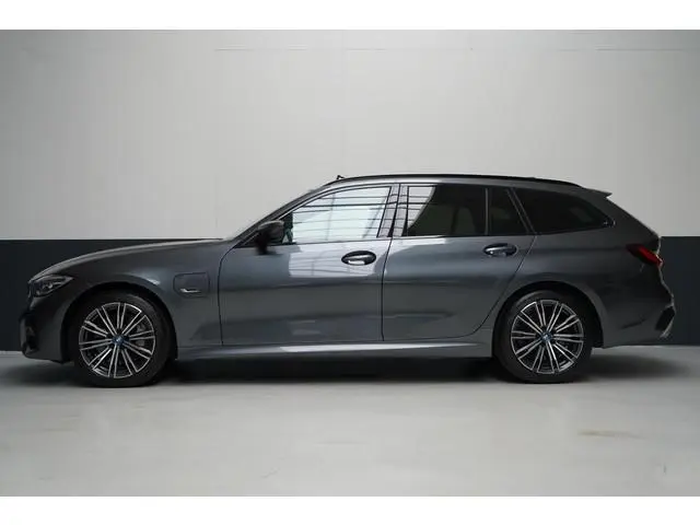 BMW 3-serie Touring 330e High Executive | SoH 90% | Panoramadak | Trekhaak | Memory | Stuurverwarmin...