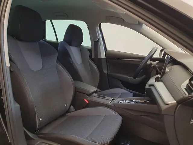 ŠKODA Octavia Combi 1.5 TSI MHEV 150pk DSG/AUT Business Edition Camera, Winterpakket