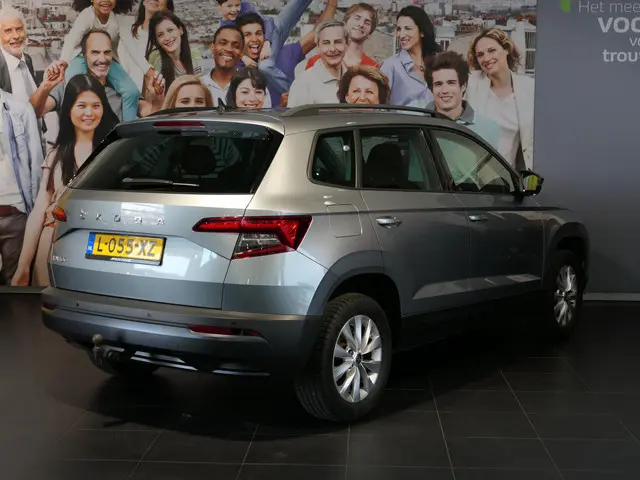 ŠKODA Karoq 1.0 TSI Business Edition  - Occasion Lease vanaf €554 p/m - Uitklapbare trekhaak - Senso...