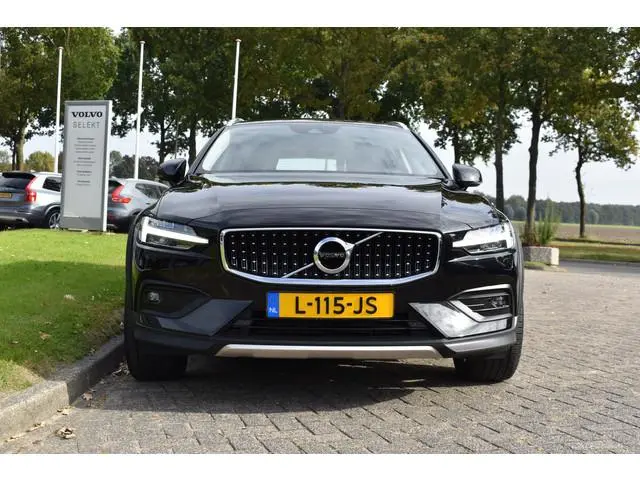 Volvo V60 Cross Country B5 AWD 265PK Automaat Pro | Trekhaak | ACC | Blis | Camera | Styling kit | 2...
