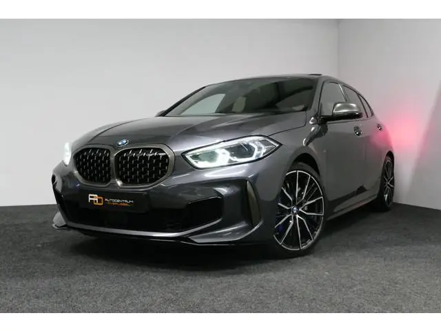 BMW 1-serie M135i xDrive High Executive Edition / Orig. Nederlands / Panoramadak / Stoelverwarming /...