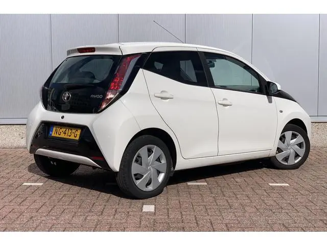 Toyota Aygo 1.0 VVT-i x-play / Camera / Bluetooth / AC /