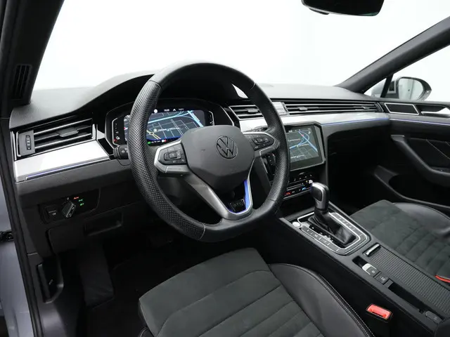 Volkswagen Passat 1.4 TSI PHEV 218 pk GTE | Panoramadak | Trekhaak | Discover Pro | Adaptief onderst...