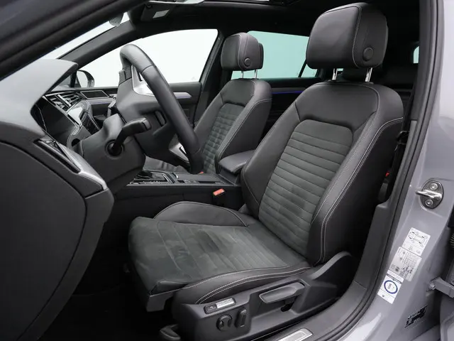 Volkswagen Passat 1.4 TSI PHEV 218 pk GTE | Panoramadak | Trekhaak | Discover Pro | Adaptief onderst...