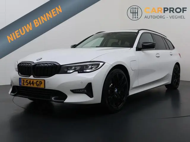 BMW 3-serie Touring 330e High Executive M Sport interieur | Panoramadak | Trekhaak | HUD | Leder |