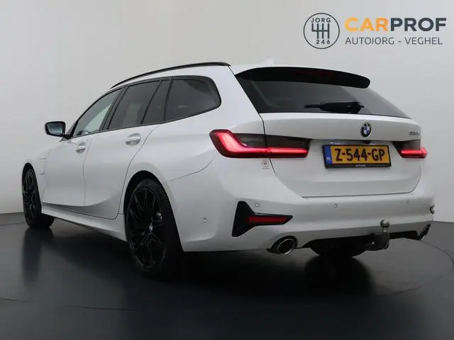 BMW 3-serie Touring 330e High Executive M Sport interieur | Panoramadak | Trekhaak | HUD | Leder |