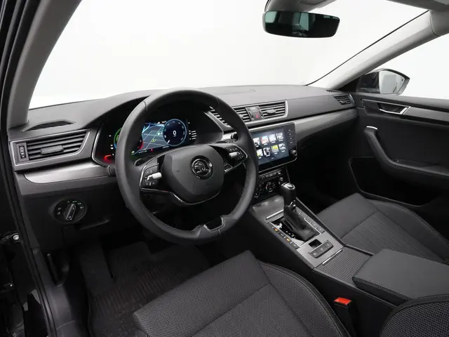 Skoda Superb Combi 1.4 TSI iV 218 pk DSG Business Edition Plus | Trekhaak | Geheugenstoel | Matrix L...