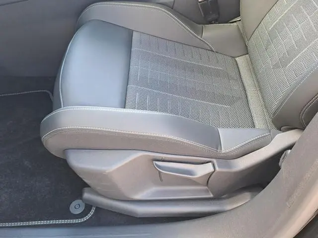 Peugeot e-3008