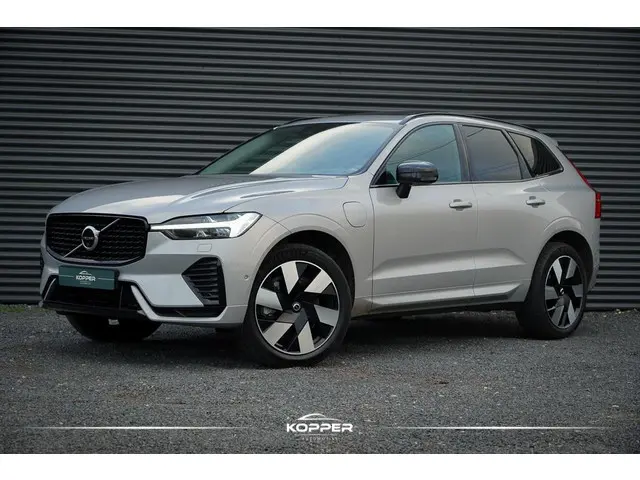 Volvo XC60 2.0 T6 Plug-in hybrid AWD Plus Dark / Pano / Trekhaak / Stoel&Stuurwielverwarming