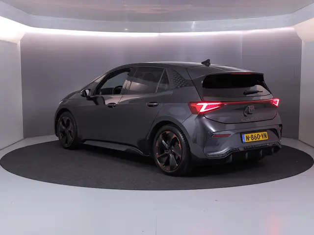 CUPRA Born Adrenaline One 62 kWh 204 pk | Navigatie | Parkeersensoren | Achteruitrijcamera | Adaptie...