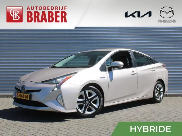 Toyota Prius 1.8 Executive | Trekhaak | Stoelverwarming | Camera | Leer | Dodehoek detectie | JBL au...