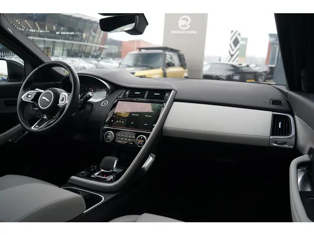 Jaguar E-PACE P300e AWD R-Dynamic S Occasion Lease vanaf € 1.009,00  p/m | Voorstoelen verwarmd | Pa...