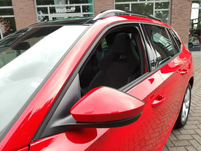 ŠKODA Kamiq 1.0 TSI DSG Sport Business Panoramadak - Adaptieve Cr.control - Dodehoek detectie - Digi...