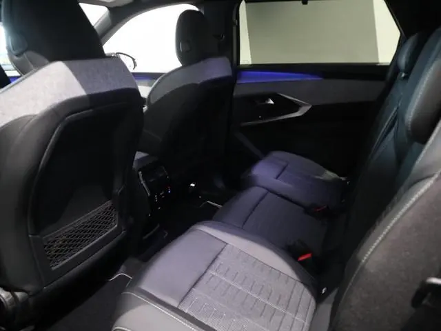 Peugeot e-5008