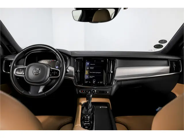 Volvo S90 2.0 T4 190 PK Momentum+ - Automaat Orig. NL | Polestar Engineerd | Dig. Cockpit | Cruise | Stoelverw. | PDC | NAV + App. Connect | ECC | Elek.Trekhaak | LM 18" |