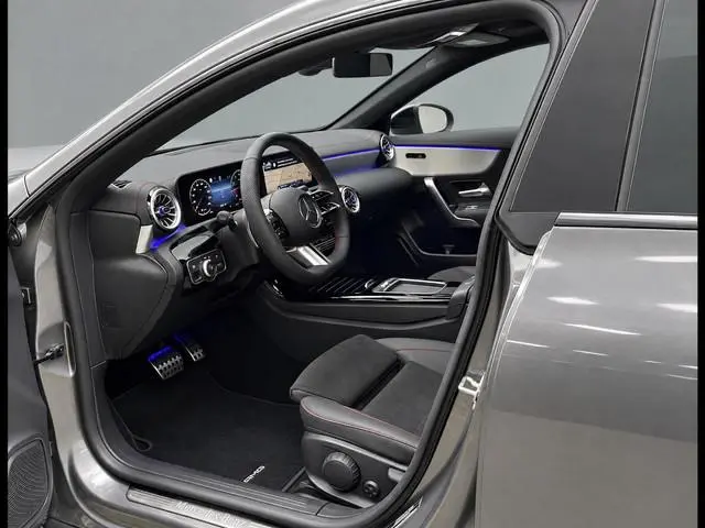 Mercedes-Benz CLA-klasse 180 Star Edition AMG | Night Pakket | Panoramadak | DISTRONIC Afstandsassis...
