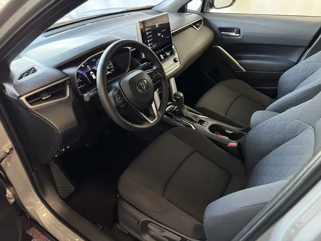 Toyota Corolla Cross HYBRID 140 STYLE STOEL/STUUR VERW. ELEK.KLEP LED KEYLESS CARPLAY NAVI CAMERA  A...