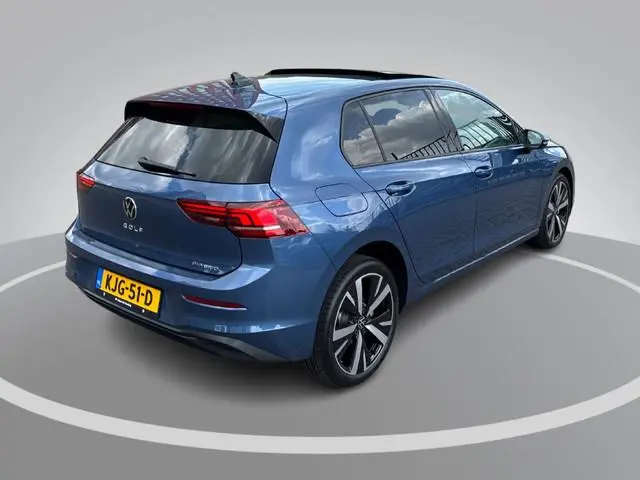 Volkswagen Golf 1.5 eHybrid Life Edition Panoramadak · Achteruitrijcamera · Draadloze telefoonlader...