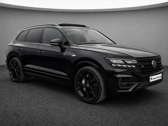 Volkswagen Touareg 3.0TSI 340kW/462PK R-line · Panoramadak · Trekhaak · Leder · Luchtvering
