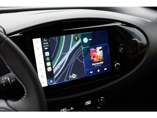 Toyota Aygo X Hybrid 115 play Green, Lm velgen, Getinte ramen, All season banden, Groene Remklauwen.