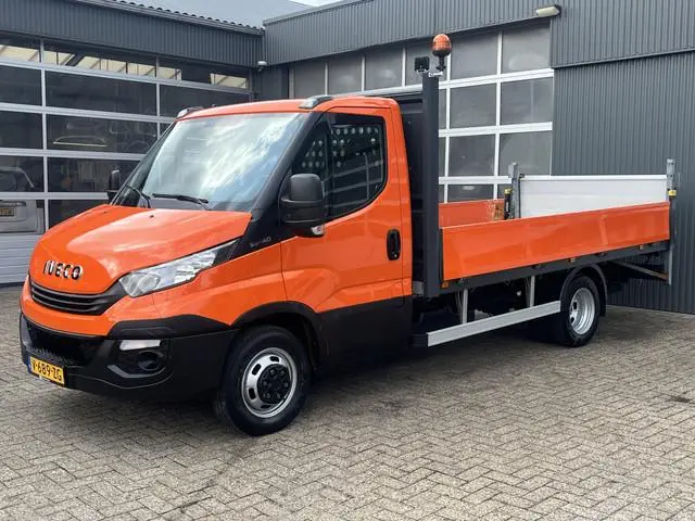 Iveco Daily 35C14 2.3 375 Laadklep 500kg Trekhaak 3500kg trekgewicht Airco 2-Persoons Open laadbak P...