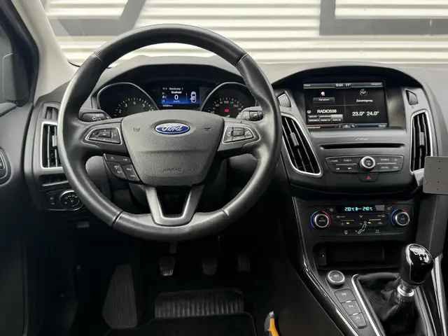 Ford Focus Wagon 1.0 Titanium 2e Eigenaar|Navi|Trekhaak|Clima|Cruise|PDC V+A|N.A.P|APK tot 07-2026