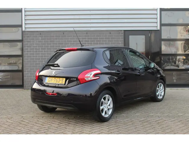 Peugeot 208 1.2 PureTech Style / Navigatie / LMV 15" / N.A.P.