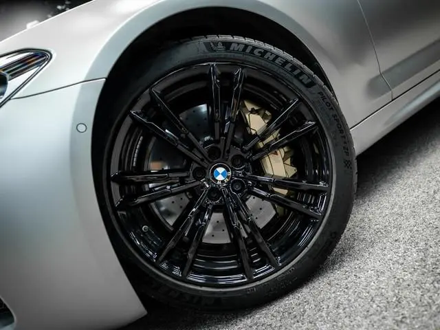 BMW M5 M5 Vol uitgevoerde NL geleverde M5 frozen grey