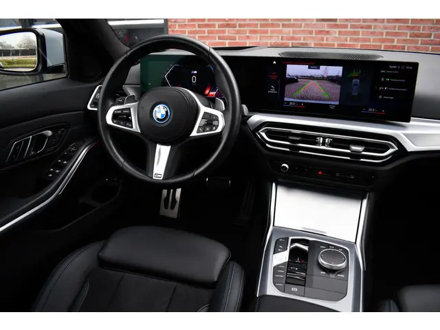 BMW 3-serie Touring 330e M-Sport Brooklyn Pano HUD 19inch HiFi