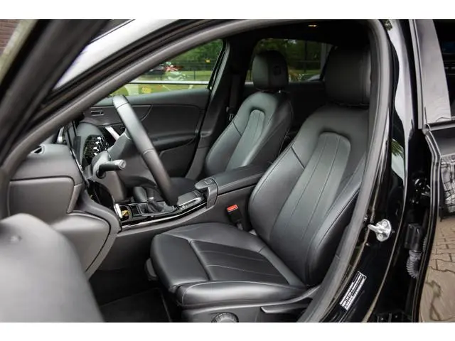 Mercedes-Benz A-klasse 180 Premium Plus , Achteruitrijcamera, Carplay, Stoelverwarming, Leder