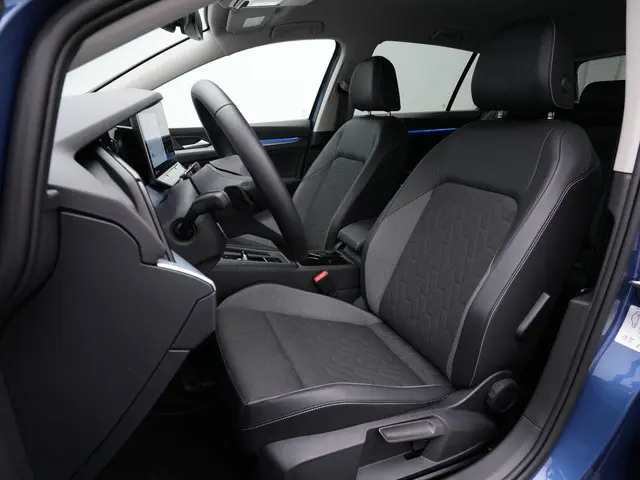 Volkswagen Golf 1.5 eTSI 150 pk DSG Life Goal Edition | Trekhaak | IQ Light | Achteruitrijcamera | A...