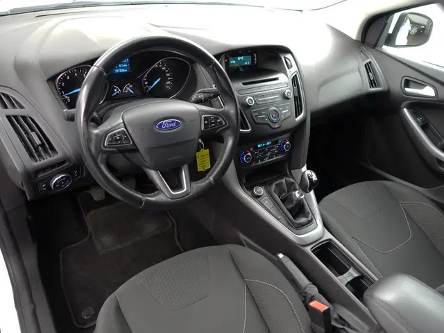 Ford Focus Wagon 1.0 Titanium Edition- 127dkm, Stoelverwarming, Clima, Sport Interieur, Privacy Glas...