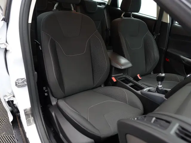 Ford Focus Wagon 1.0 Titanium Edition- 127dkm, Stoelverwarming, Clima, Sport Interieur, Privacy Glas...