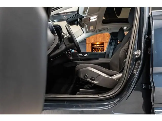 Volvo XC60 2.0 T6 Plug-in hybrid AWD Essential Edition Bright Schuifdak | Camera