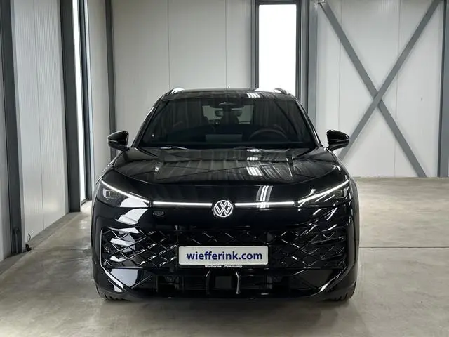 Volkswagen T-Roc 1.5 eTsi R-Line First Edition | IQ light | Pano | Trekhaak |