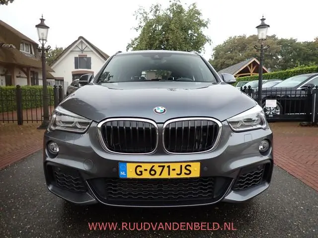 BMW X1 sDrive20i M-PAKKET / CAMERA / PANODAK / SPORTSTOELEN / BLUETOOTH