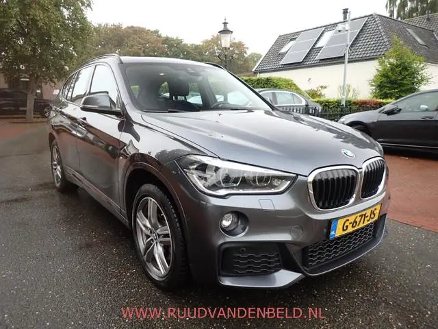 BMW X1 sDrive20i M-PAKKET / CAMERA / PANODAK / SPORTSTOELEN / BLUETOOTH
